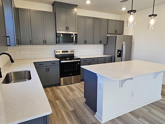 3rd image of 23 Chestnut Oak Ln