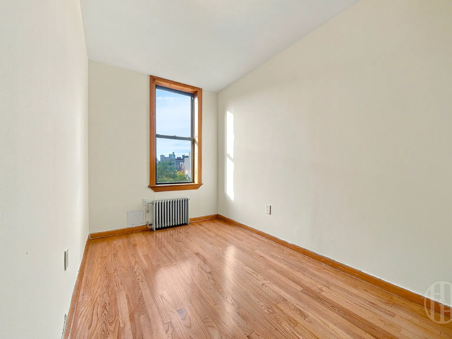 198 Elizabeth Street — Photo 4