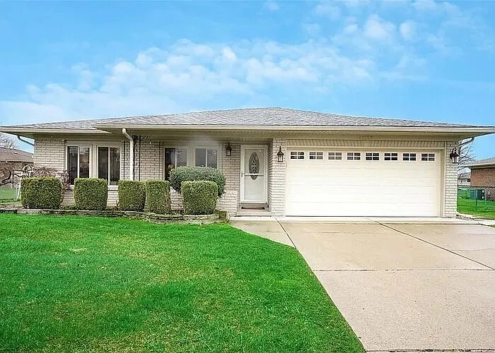 3 bed, 1.5 bath, 1600 sqft, $3,000 — Photo 1