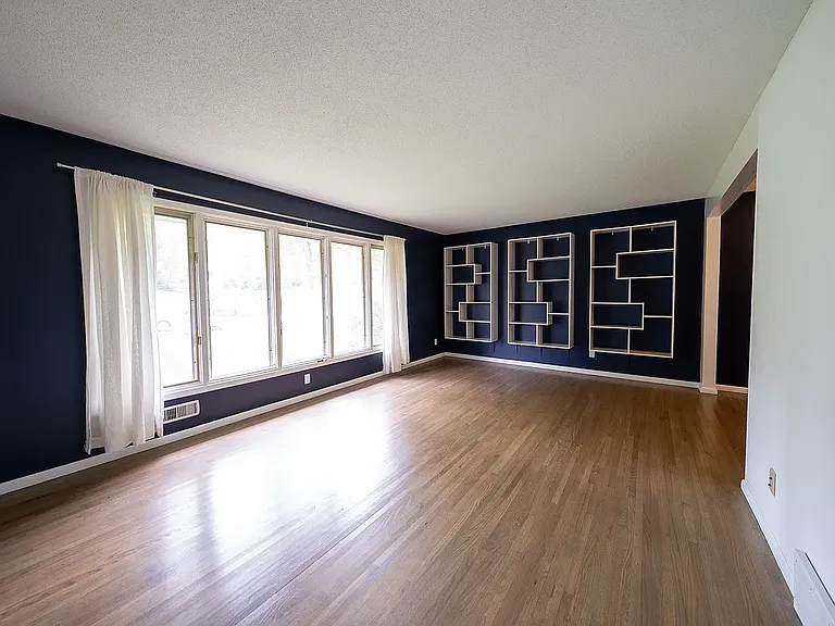 2416 Queens Dr — Photo 32