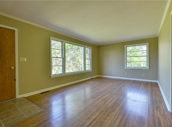 4th image of 313 Oakview Dr