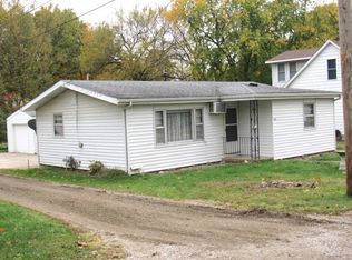 906 W Johnson St, Clinton, IL 61727