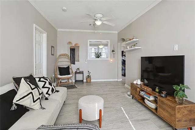 2140 Louisa St — Photo 8