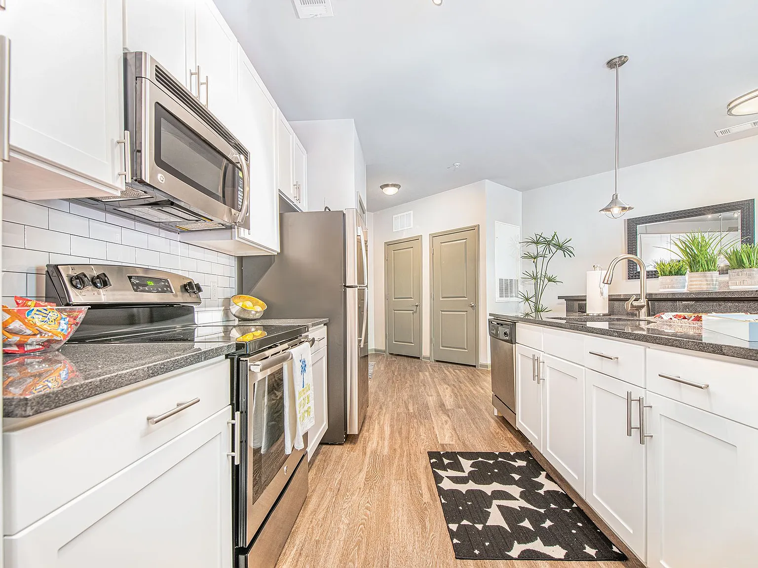 400 Rhett — Photo 1