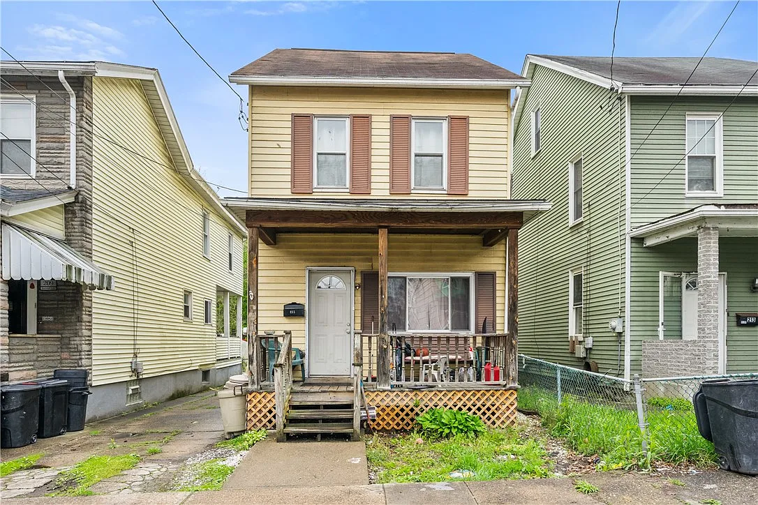 211 Railroad Ave photo 1