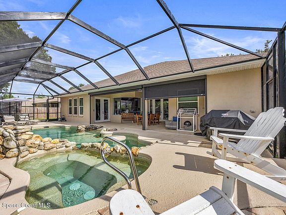 3rd image of 6197 Arlington Cir