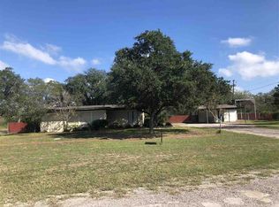 520 Goebel Ave, Three Rivers, TX 78071