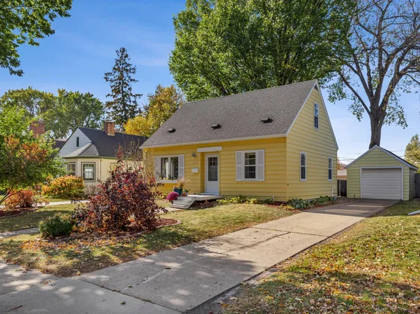 1327 10th St S, Fargo, ND 58103
