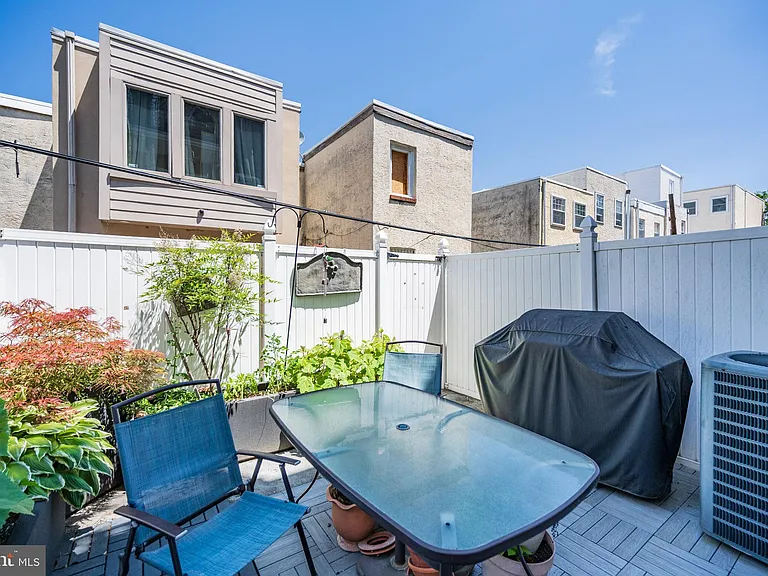 2217 League St — Photo 9