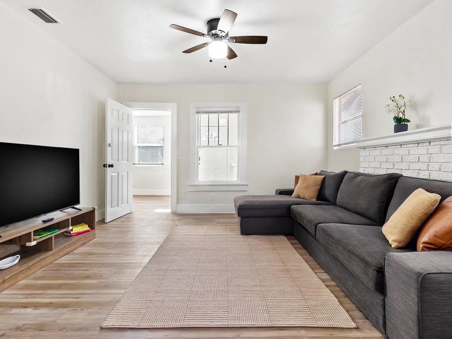 3 bed, 1056 sqft, $1,900 — Photo 2