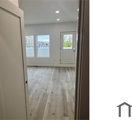 3rd image of 905 Quincy St NW APT 1