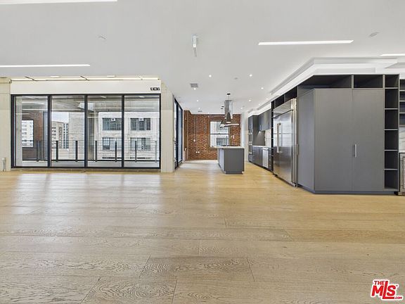 4th image of 808 S Broadway Floor 7