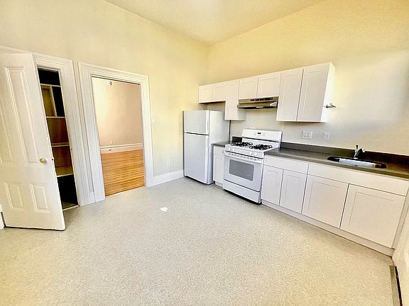 2nd image of 122 Tiffany Ave