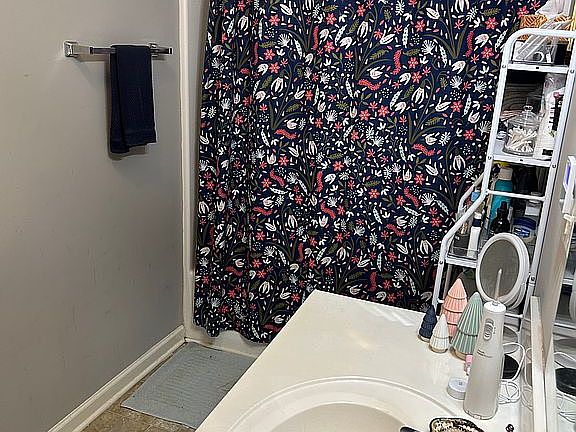 5th image of 210 Wilmington Ct