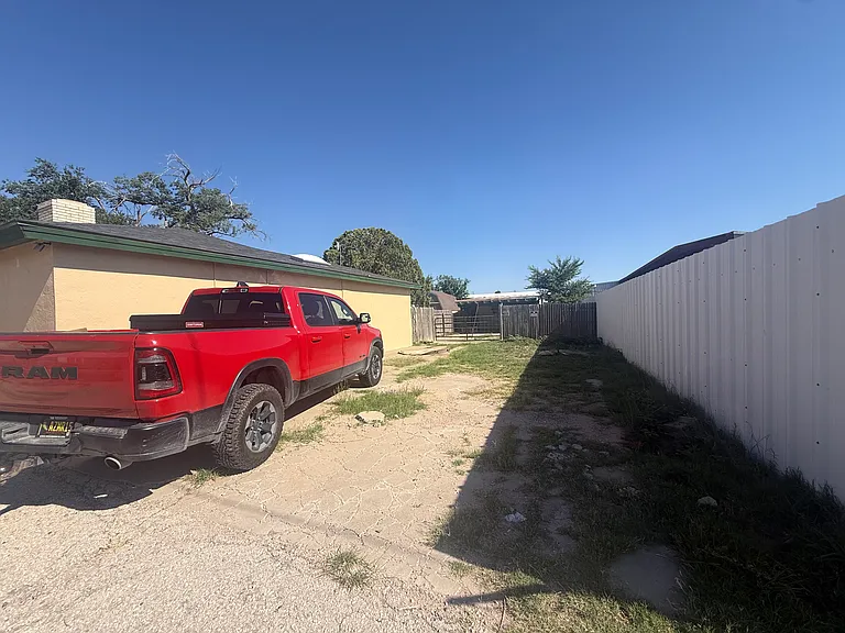 605 E Saint Anne Pl — Photo 3