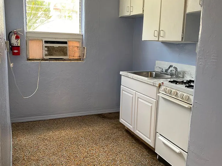 545 N Ridgewood Ave — Photo 2