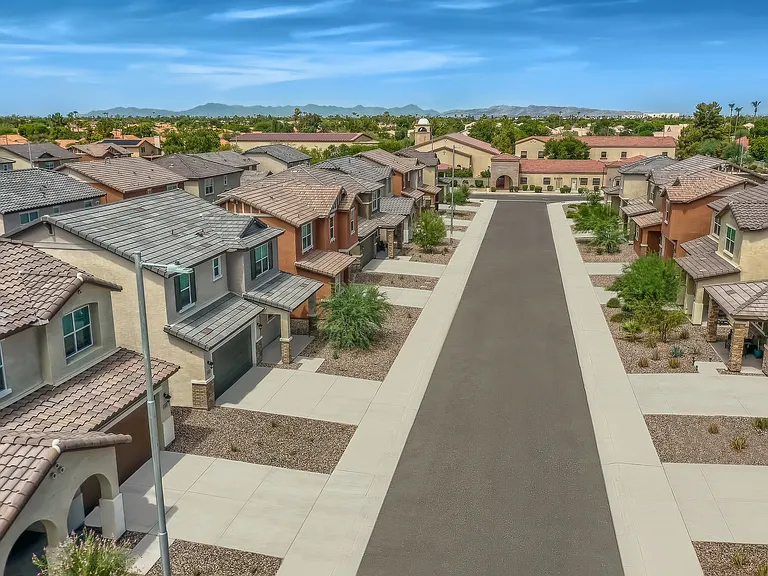 670 W Laredo Ave — Photo 21