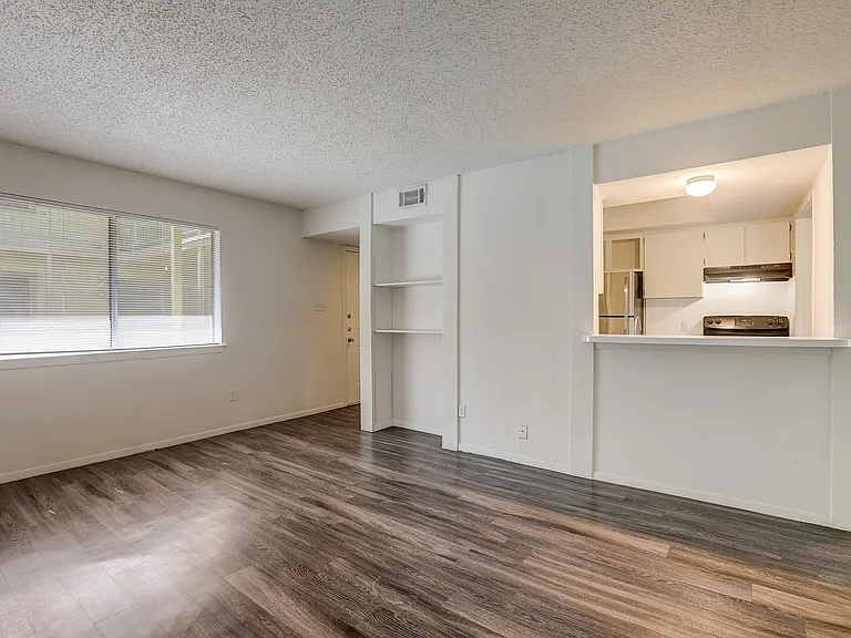 The Oaks Apartments — Photo 12