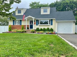 7 Crag Ct, West Islip, NY 11795