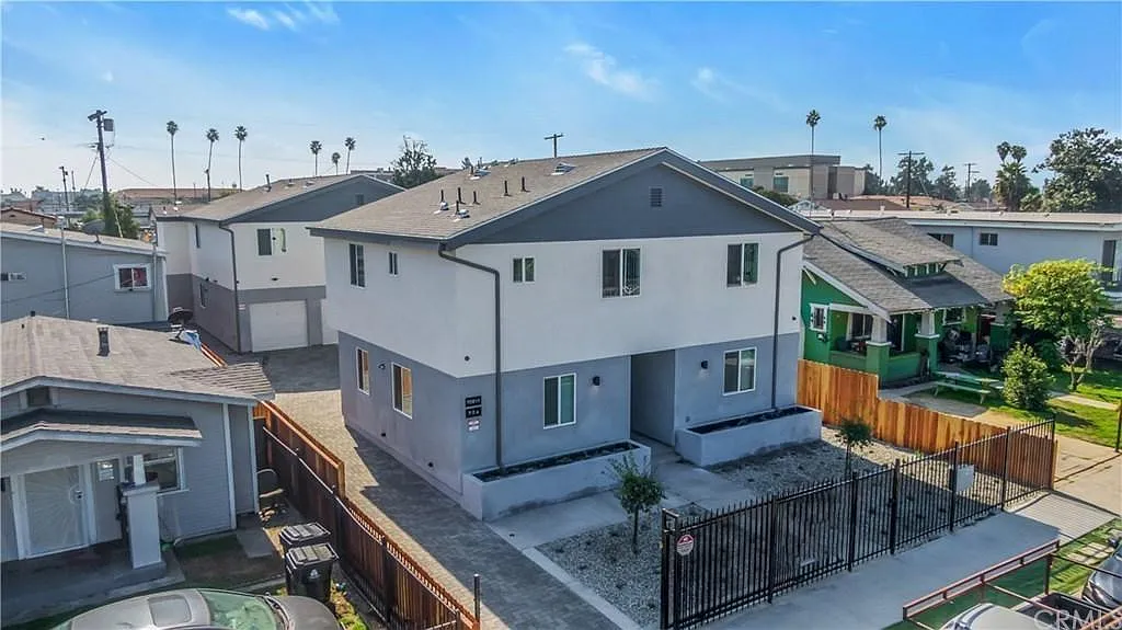 4 bed, $3,900 — Photo 2