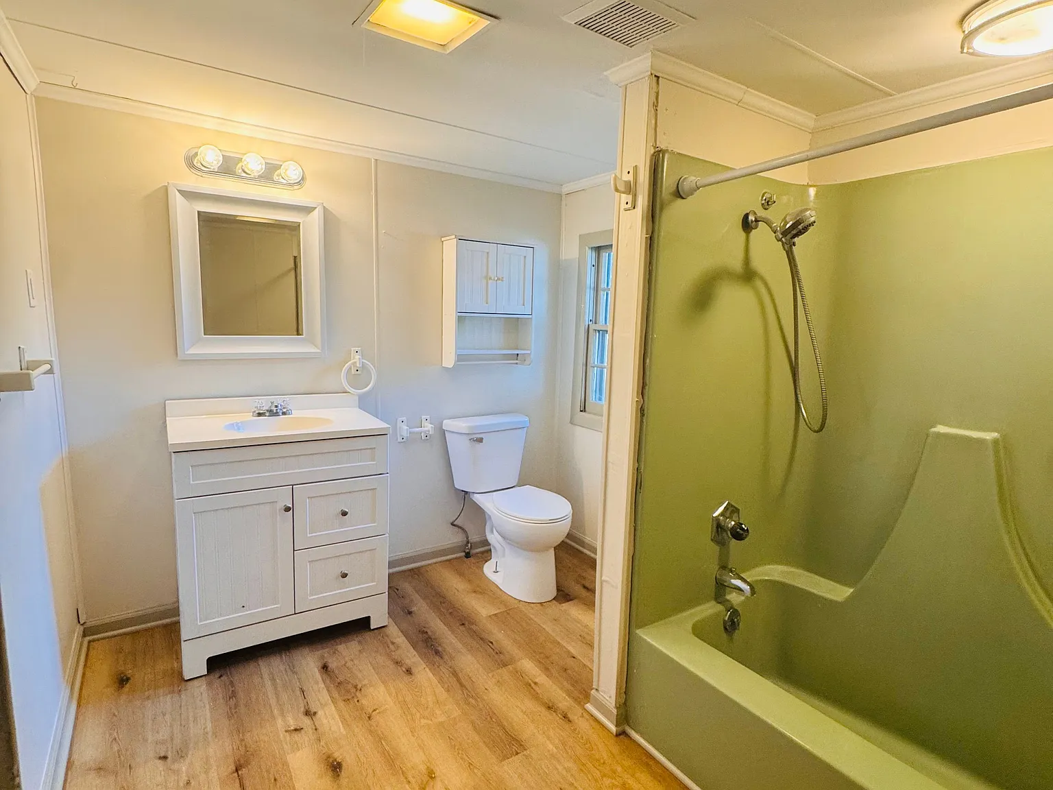3 bed, 1.0 bath, 1200 sqft, $950 — Photo 2
