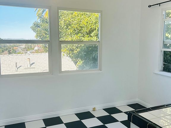 4th image of 1041 Everett Pl #7