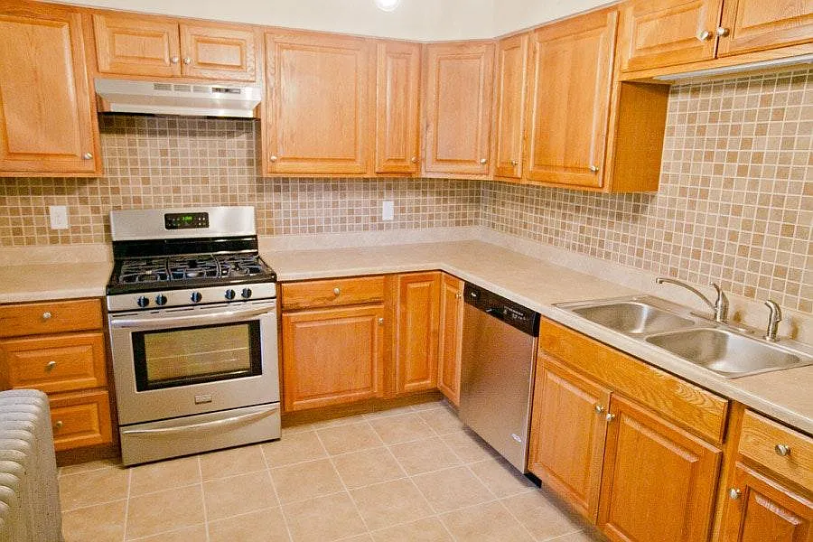 3 bed, 1100 sqft, $1,800 — Photo 4