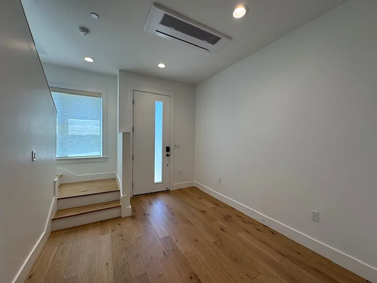 906 Brown Ave — Photo 4