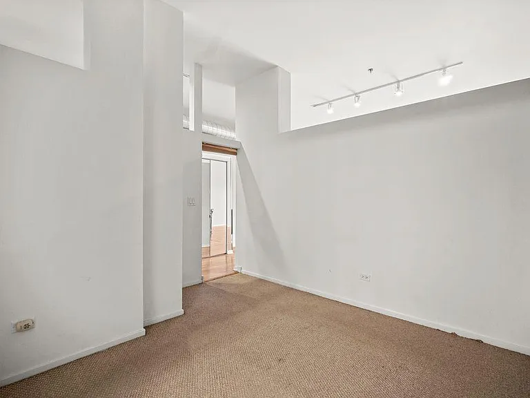 1000 E 53rd St — Photo 11