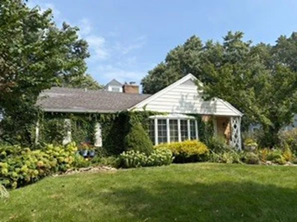 350 Ridgewood Ave, Glen Ellyn, IL 60137
