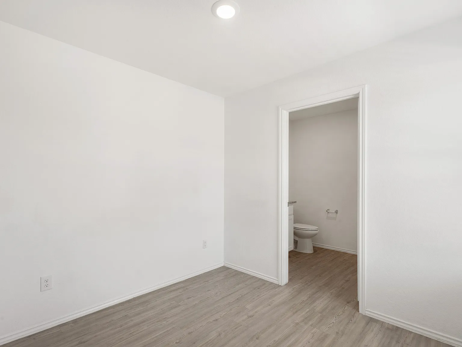 1 bed, 350 sqft, $1,025 — Photo 3