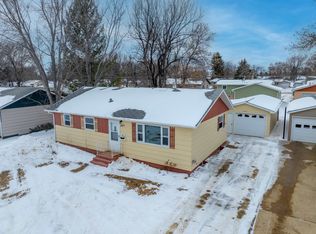 205 22nd St NW, Minot, ND 58703