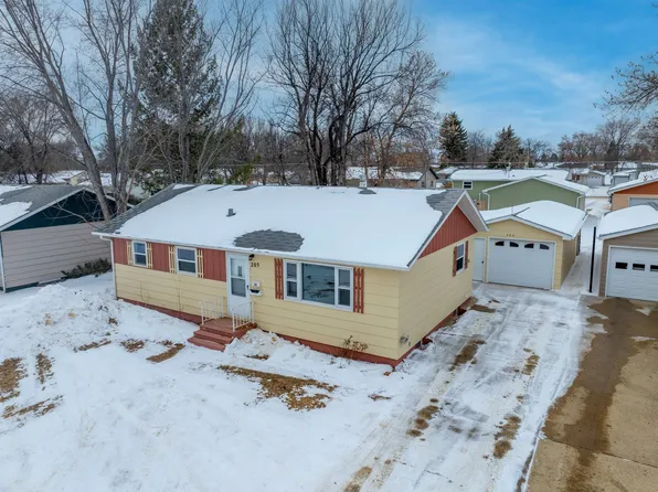 205 22nd St NW, Minot, ND 58703