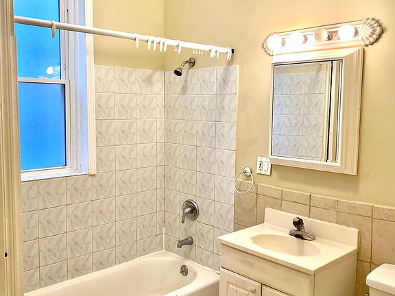 2nd image of 1627 W Farragut Ave APT 1