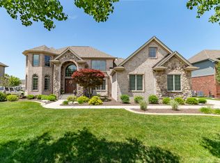 930 Stonebridge Dr, Schererville, IN 46375