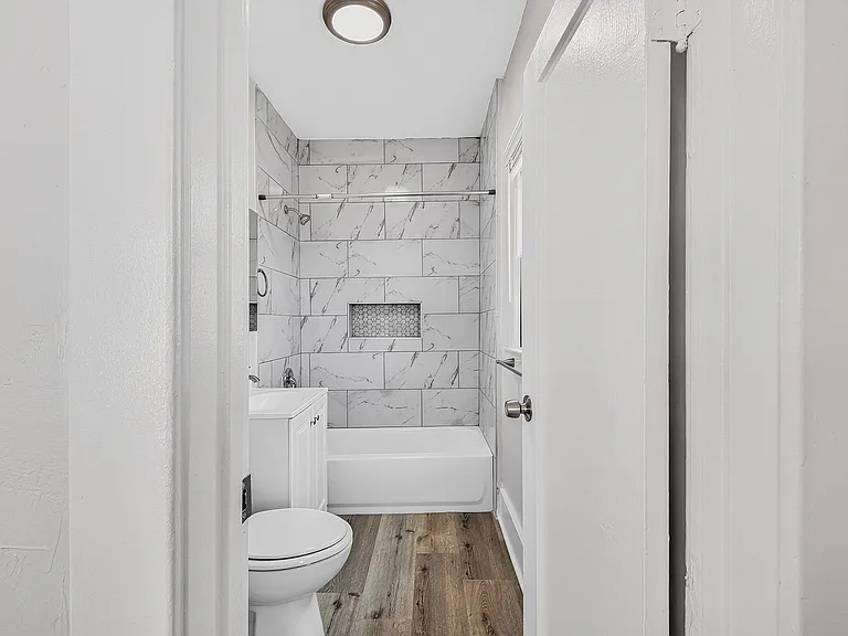 1049 E 5th Street — Photo 25
