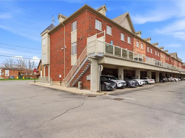 362 Plains Rd E #32, Burlington, ON L7T 0A4