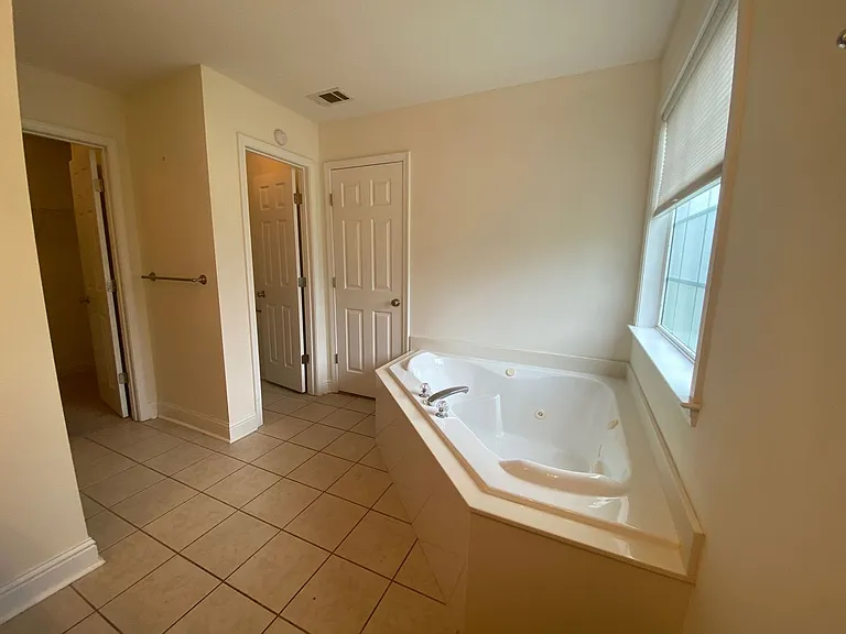 205 Drayton Ct — Photo 15