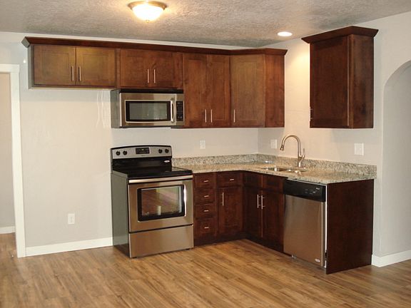 New kitchen w/ stainless 