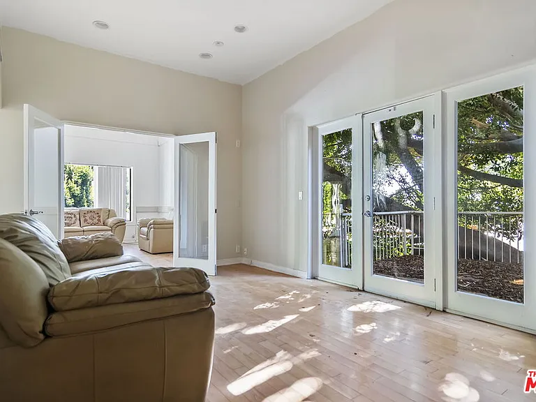1478 Sunset Plaza Dr — Photo 23