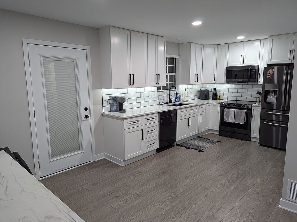 Kitchen with undercabinet lighting