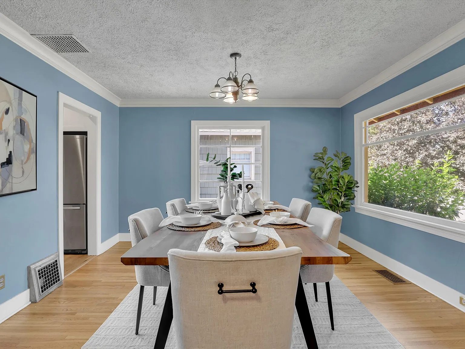 4 bed, 1.5 bath, 2496 sqft, $3,000 — Photo 3