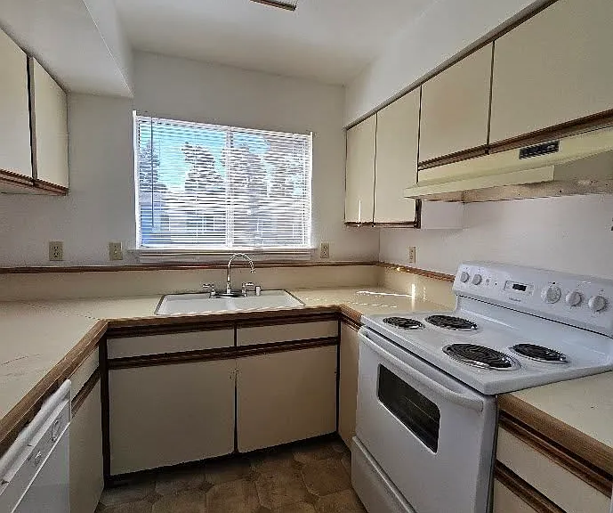 3318 W Shields Ave #201 — Photo 3