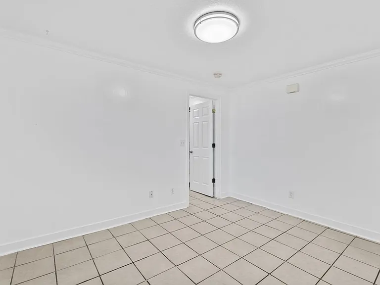 1076 Canyon Rd — Photo 8