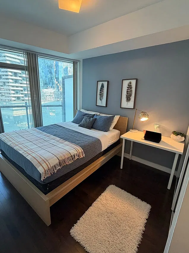 Master Room - York Street & Bremner Boulevard — Photo 1