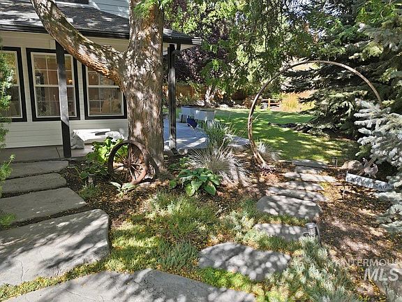 3rd image of 948 E Monarch St
