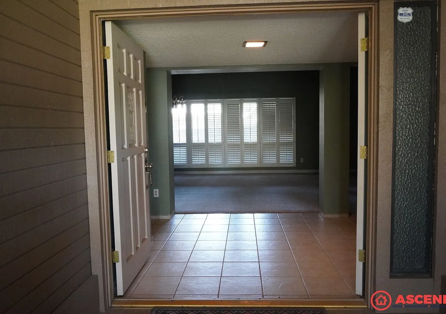 Move In Special! $500 Off First Month Rent! 3 Bed / 1.5 Bath With Full Appliances, In-Unit Laundr... — Photo 4