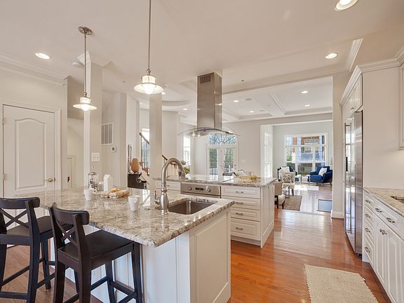 4th image of 208 Burgundy Ln