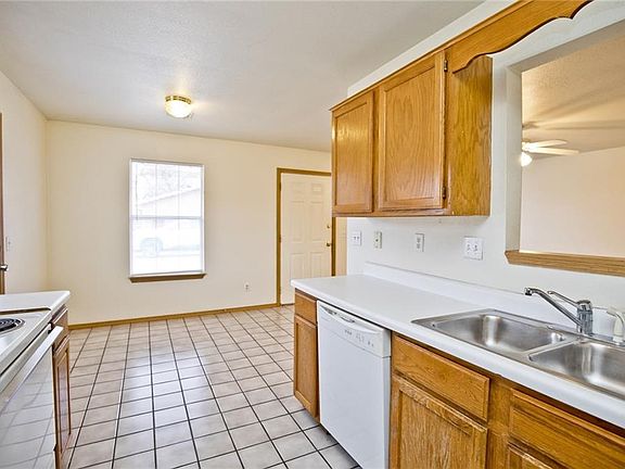 5th image of 209 SE 6th St APT A
