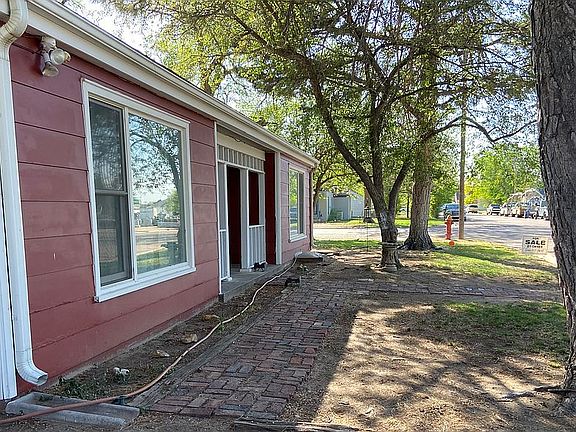 2nd image of 402 Pony St